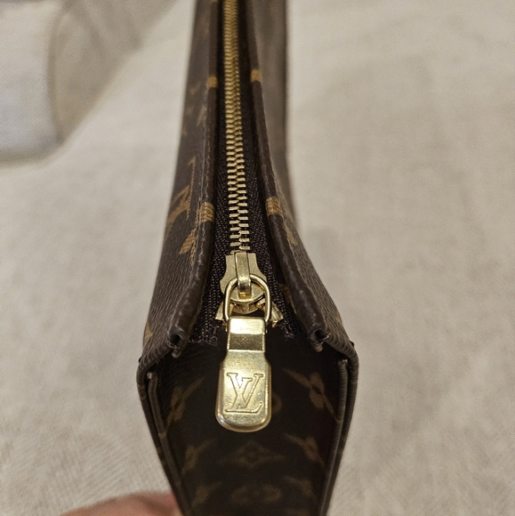 Almost New Louis Vuitton Toiletry Bag 26 - Picture 9 of 15